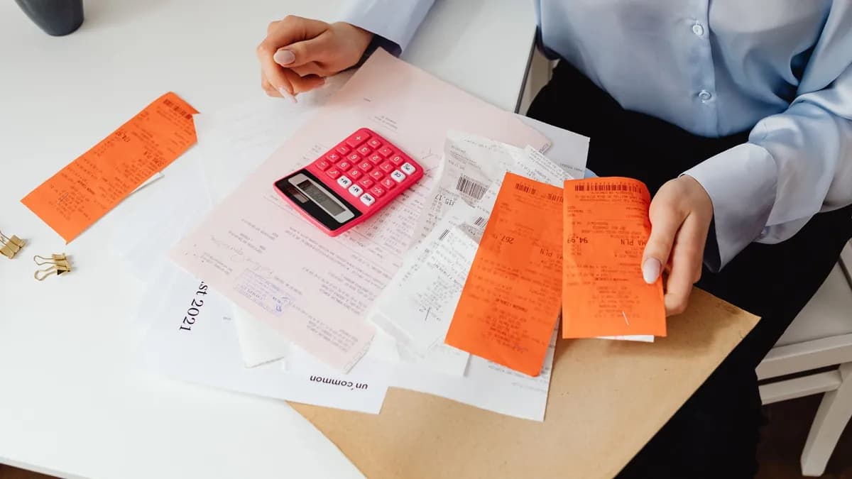 Quản Lý Công Nợ Khách Sỉ Mỹ Phẩm: Quy Trình Từ A-Z Cho Đầu Mối Bán Buôn