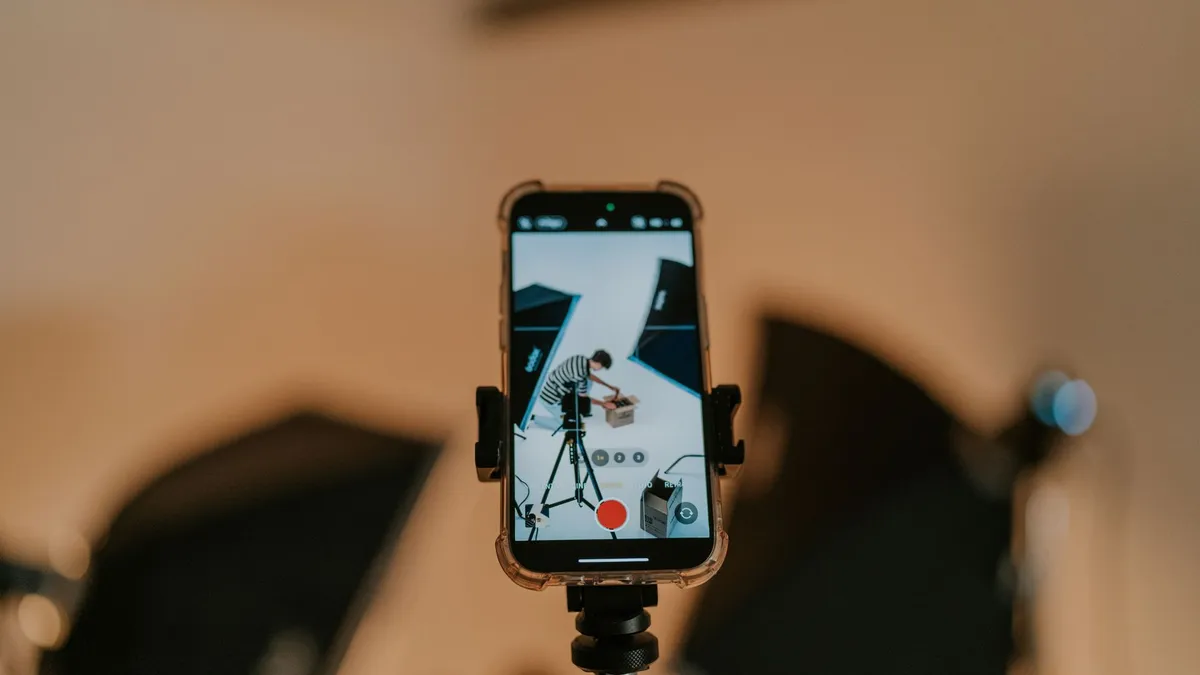Điện thoại gắn chân máy để quay video sản phẩm